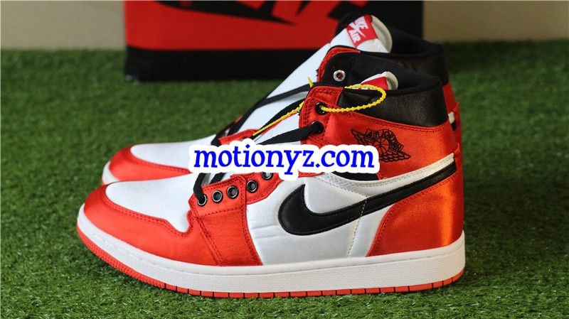 Air Jordan 1 Retro High OG Black Toe Satin